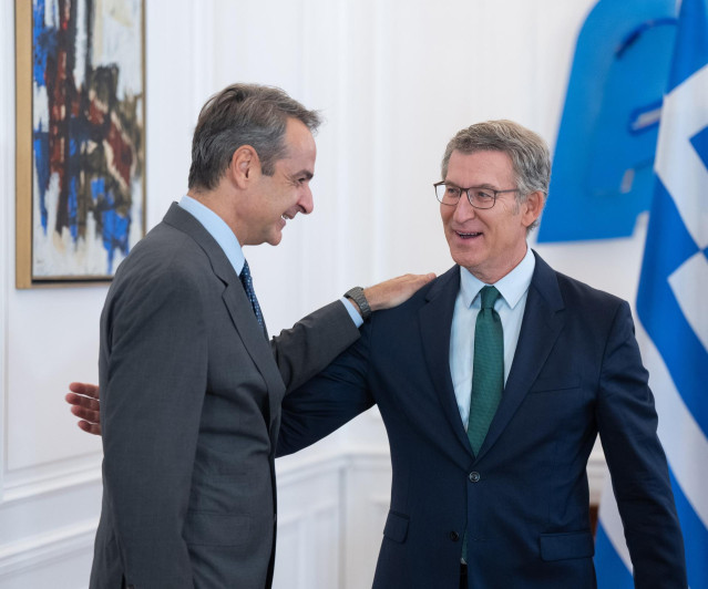 El presidente del Partido Popular, Alberto Núñez Feijóo (d), se reúne con el primer ministro de Grecia, Kyriákos Mitsotákis (i), a 13 de septiembre de 2024, en Atenas (Grecia).
