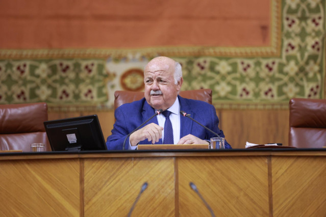 Archivo - El presidente del Parlamento andaluz, Jesús Aguirre, al inicio de un Pleno de la Cámara en una imagen de archivo