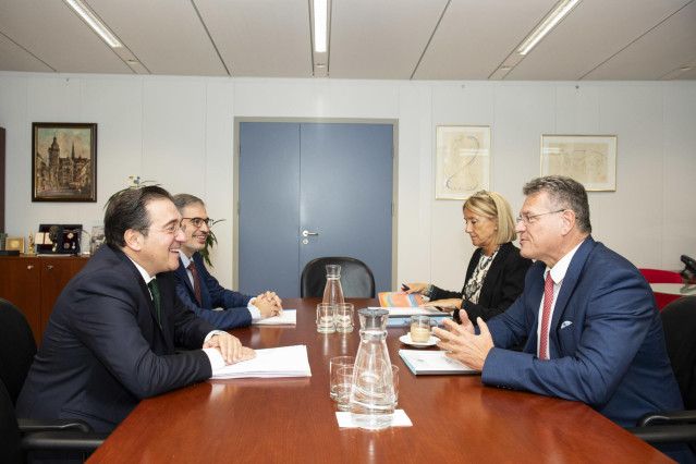 El ministro de Asuntos Exteriores, Unión Europea y Cooperación, José Manuel Albares, y el vicepresidente de la Comisión Europea Maros Sefcovic durante su reunión en Bruselas