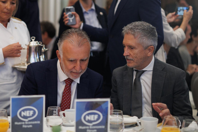 El ministro de Política Territorial y Memoria Democrática, Ángel Víctor Torres (i) y el ministro de Interior, Fernando Grande-Marlaska (d)