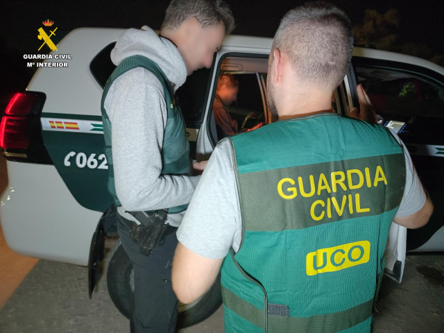 Dos agentes de la UCO de la Guardia Civil junto a Karim E.B., detenido en Cádiz por matar a dos guardias civiles en Barbate