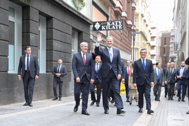 El Rey Felipe VI en su llegada al Parlamento de Canarias para recibir la Medalla de Oro de la Cámara