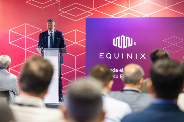 El conseller de Empresa y Trabajo de la Generalitat, Miquel Sàmper, inaugura el nuevo centro de datos BA2 de la multinacional Equinix