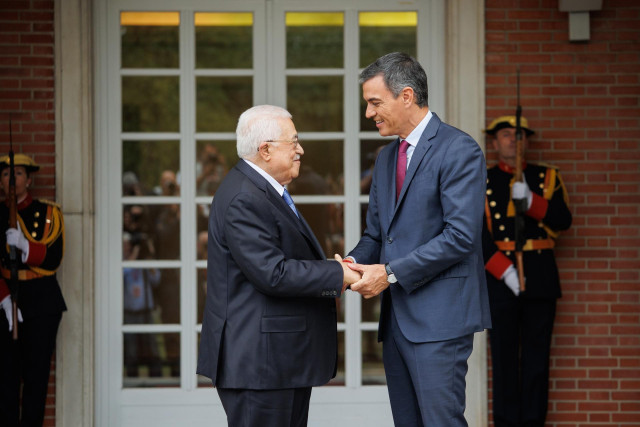 El presidente del Gobierno, Pedro Sánchez (d), saluda al presidente del Estado de Palestina, Mahmud Abás (i), en el Palacio de La Moncloa, a 19 de septiembre de 2024, en Madrid (España).