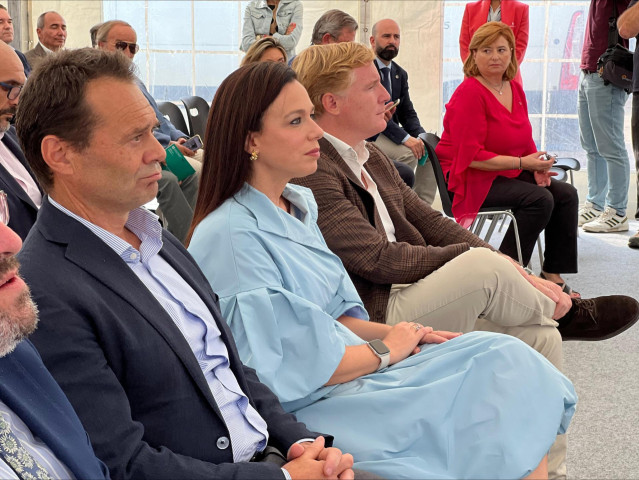 La consejera de Salud y Servicios Sociales, Sara García, en la primera piedra del hospital Quiróbsalud.