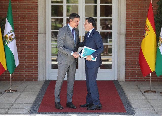 Archivo - El presidente del Gobierno, Pedro Sánchez (i), recibe al presidente de la Junta de Andalucía, Juanma Moreno Bonilla (d), en el Palacio de La Moncloa, a 28 de julio de 2022, en Madrid (España).