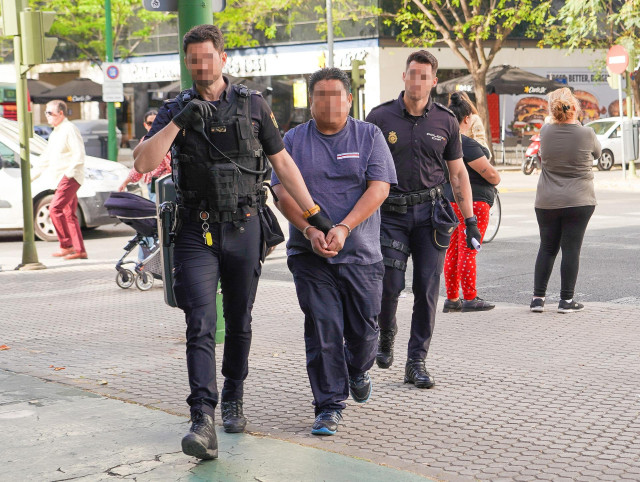 Archivo - El acusado Alfredo G.C., (c) detenido por matar presuntamente a su expareja entrando al juzgado para declarar ante el juez. A 14 de abril de 2023, en Sevilla (Andalucía, España).