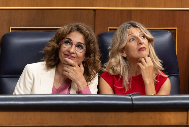 Archivo - La vicepresidenta primera del Gobierno y ministra de Hacienda, María Jesús Montero (i), y la vicepresidenta segunda del Gobierno y ministra de Trabajo, Yolanda Díaz (d), en el Congreso de los Diputados, a 12 de junio de 2024, en Madrid (España).