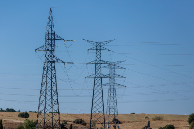 Torre de alta tensión, a 8 de septiembre de 2024, en Madrid (España). El precio medio de la electricidad en el mercado mayorista ha caido este domingo, 8 de septiembre, un 14,2% con respecto al sábado, hasta situarse en los 67,76 euros por megavatio hora
