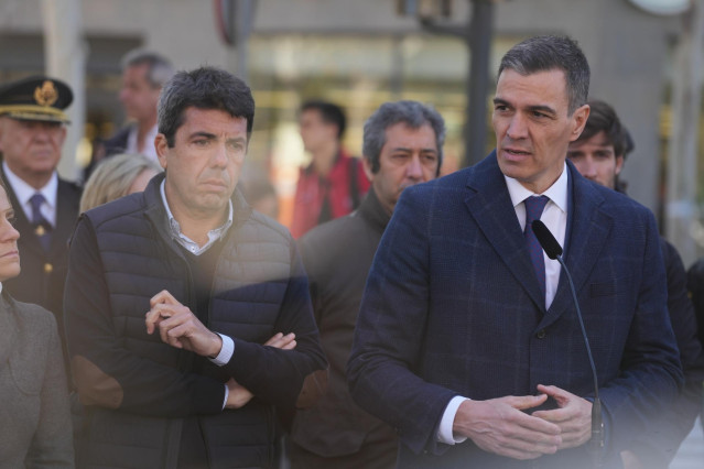 Archivo - El presidente de la Generalitat, Carlos Mazón, (d) junto al presidente del Gobierno, Pedro Sánchez, en imagen de archivo.
