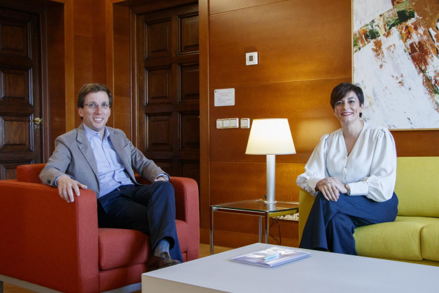 Archivo - El alcalde de Madrid, José Luis Martínez-Almeida, y la ministra de Vivienda y Agenda Urbana, Isabel Rodríguez, en un encuentro en la sede del Minsiterio de Vivienda y Agenda Urbana en diciermbre de 2023.