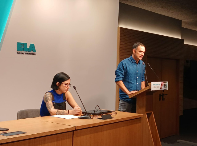 El secretario general de ELA, Mitxel Lakuntza, presenta la propuesta de SMI para Euskadi y Navarra en una rueda de prensa en Bilbao, junto a Roser Espelt, miembro del Gabinete de Estudios del sindicato.