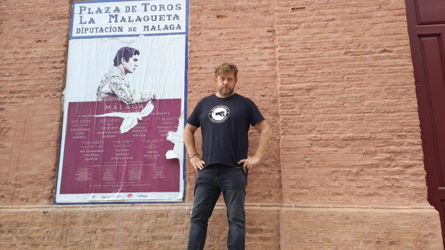 El portavoz adjunto de Con Málaga, Nico Sguiglia, junto a la plaza de La Malagueta.