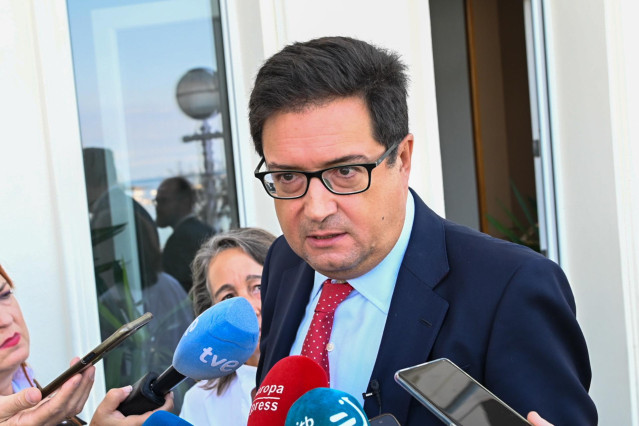 El ministro para la Transformación Digital y de la Función Pública, Óscar López, atiende a los medios de comunicación durante su visita a una oficina de Acelera Pyme, en la sede del Colegio de Ingenieros Industriales de Gipuzkoa