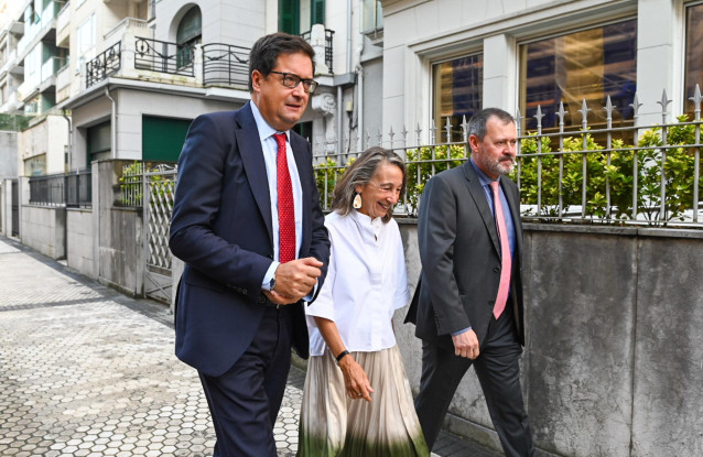 (I-D) El ministro para la Transformación Digital y de la Función Pública, Óscar López, la delegada del Gobierno en Euskadi, Marisol Garmendia, y el decano del Colegio de Ingenieros Industriales de Gipuzkoa, Asier Anacabe
