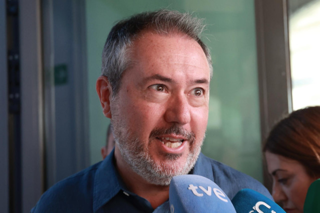 El secretario general del PSOE-A, Juan Espadas, en una atención a medios.