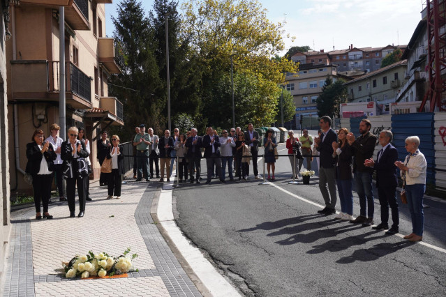 San Sebastián Coloca Dos Placas En Memoria De Los Guardias Civiles Antonio Pastor Y Moisés Cordero
