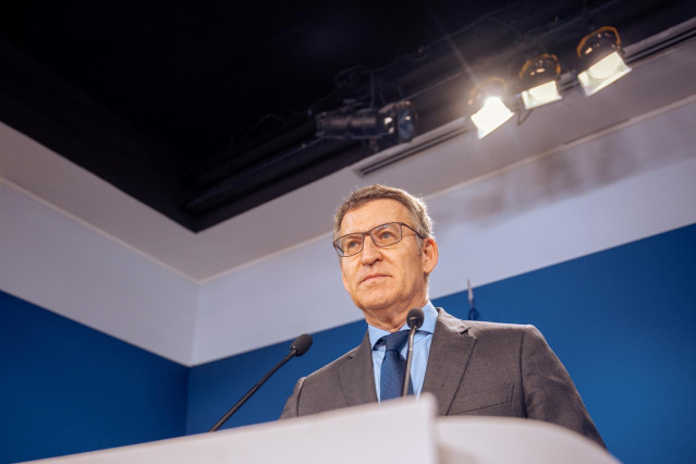 Archivo - El líder del PP, Alberto Núñez Feijóo, durante una rueda de prensa, en la sede del PP, a 29 de abril de 2024, en Madrid (España). Sánchez ha comparecido esta mañana en el Palacio de la Moncloa para anunciar que sigue al frente del Ejecutivo tras