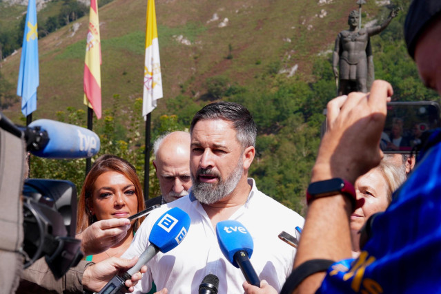 El presidente de Vox, Santiago Abascal, atiende a los medios en Covadonga junto a la portavoz de Vox en la Junta General del Principado, Carolina López.