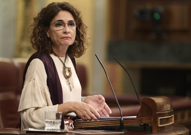 Archivo - La ministra de Hacienda, María Jesús Montero, interviene en una sesión plenaria en el Congreso de los Diputados, a 20 de octubre de 2021, en Madrid, (España). En este pleno, marcado por el reciente décimo aniversario del fin de la banda terroris