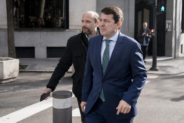 Archivo - El presidente de la Junta de Castilla y León, Alfonso Fernández Mañueco (d), a su llegada a la Junta Directiva Nacional del Partido Popular, en la sede de Génova, a 29 de enero de 2024, en Madrid (España). Durante el encuentro, han analizado la