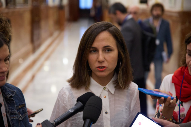 La secretaria general de Podemos, Ione Belarra, ofrece declaraciones a los medios a su salida de sesión de control al Gobierno, en el Congreso de los Diputados, a 18 de septiembre de 2024, en Madrid (España).