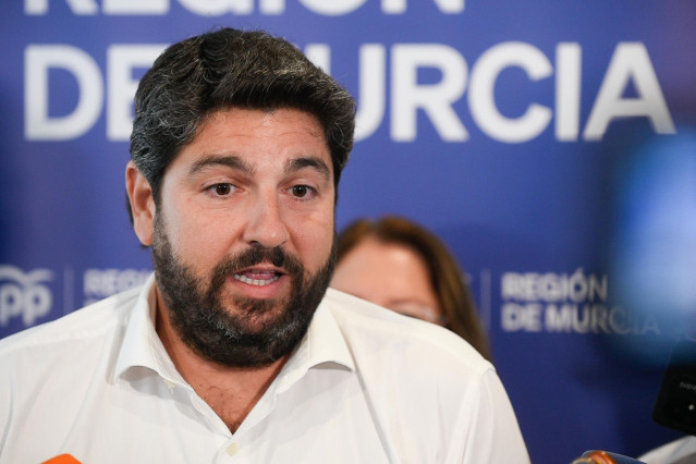 Archivo - El presidente de la Región de Murcia, Fernando López Miras, atiende a los medios de comunicación durante la clausura del Curso de Verano del PPRM, a 13 de julio de 2024, en Murcia, Región de Murcia (España).