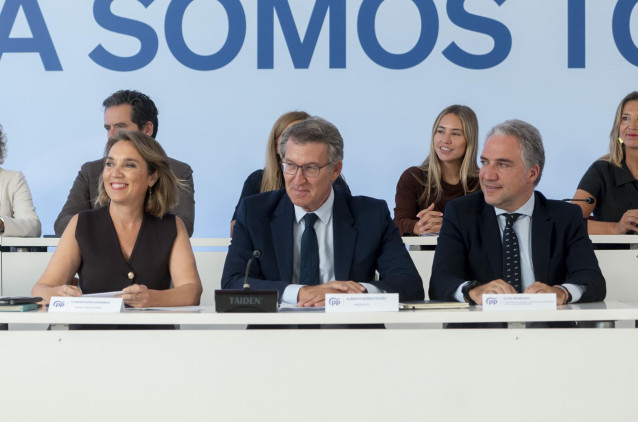 (I-D)  La secretaria general del Partido Popular, Cuca Gamarra; el presidente del PP, Alberto Núñez Feijóo; y el vicesecretario de Coordinación Autonómica y Local y Análisis Electoral del PP, Elías Bendodo, durante la reunión del Comité Ejecutivo Nacional