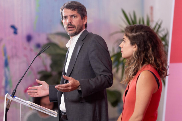 Archivo - El portavoz de Sumar, Ernest Urtasun y la secretaria de Organización del partido, Lara Hernández, durante una rueda de prensa, en el Espacio Rastro, a 17 de junio de 2024, en Madrid (España).