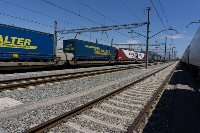 Archivo - Tren de mercancías en una autopista ferroviaria