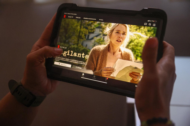 Archivo - Un usuario se conecta a la plataforma Netflix, a 14 de octubre de 2022, en Madrid (España).
