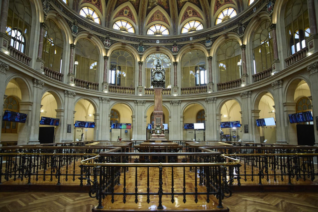 Paneles del IBEX 35 en el Palacio de la Bolsa de Madrid, a 2 de septiembre de 2024, en Madrid (España).