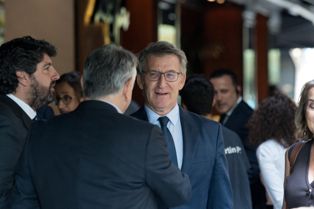 El presidente del Partido Popular, Alberto Núñez Feijóo, sale del Restaurante Di María tras una comida con la cúpula del PP, a 23 de septiembre de 2024, en Madrid (España). Los tres líderes autonómicos han comido en el restaurante de la capital después de