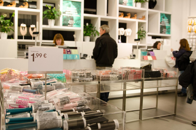 Archivo - Gente de compras en un establecimiento de Madrid