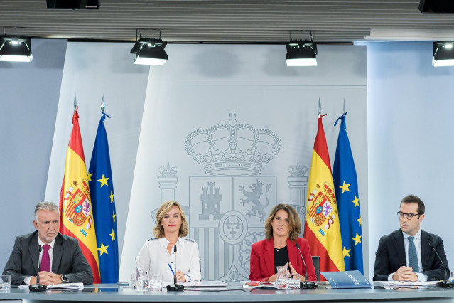 (I-D) El ministro de Política Territorial y Memora Democrática, Ángel Víctor Torres; la ministra de Educación, Pilar Alegría, la vicepresidenta tercera y ministra par la Transición Ecológica, Teresa Ribera y el ministro de Economía, Carlos Cuerpo.