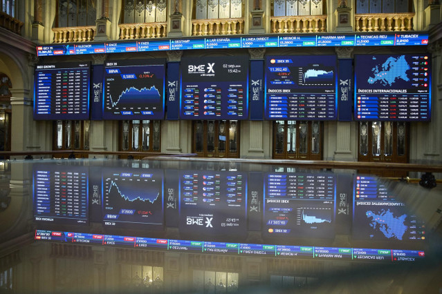 Paneles del IBEX 35 en el Palacio de la Bolsa de Madrid, a 2 de septiembre de 2024, en Madrid (España).