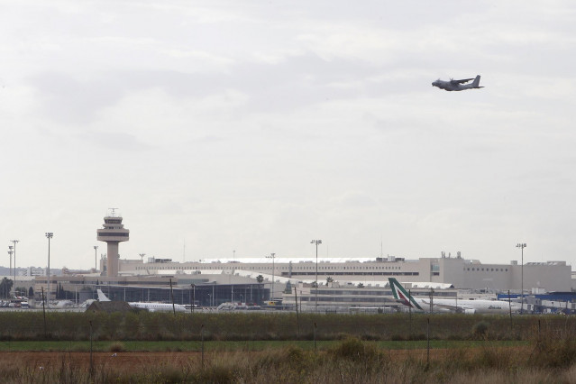 Archivo - Un avión vuela sobre el aeropuerto de Palma, a 8 de noviembre de 2021, en Palma de Mallorca, Mallorca, Islas Baleares (España). Un total de 13 vuelos de llegada fueron desviados el pasado viernes 5 de noviembre después de que un grupo de viajero