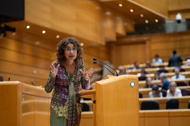 La vicepresidenta primera y ministra de Hacienda, María Jesús Montero, durante una sesión de control de Gobierno en el Senado, a 24 de septiembre de 2024, en Madrid (España). Una semana más el Gobierno tendrá que hacer frente a preguntas relacionadas con