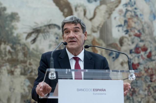 El gobernador del Banco de España, José Luis Escrivá, interviene durante la ceremonia de toma de posesión de su cargo, en el Banco de España, a 24 de septiembre de 2024, en Madrid (España). El nuevo gobernador estrena un protocolo sin discursos de sus ex