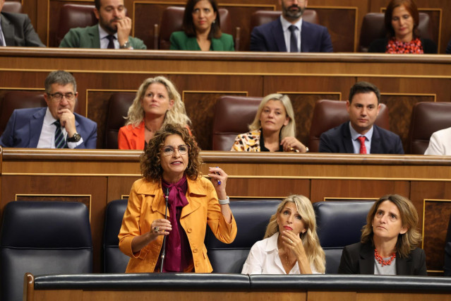 La vicepresidente segunda y ministra de Hacienda, María Jesús Montero, interviene durante una sesión de control al Gobierno, en el Congreso de los Diputados, a 25 de septiembre de 2024, en Madrid (España).