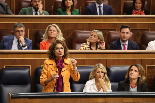 La vicepresidente segunda y ministra de Hacienda, María Jesús Montero, interviene durante una sesión de control al Gobierno, en el Congreso de los Diputados, a 25 de septiembre de 2024, en Madrid (España). Durante la sesión de control, el Gobierno se enfr