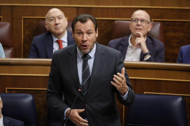El ministro de Transportes, Óscar Puente, interviene durante una sesión de sesión de control al Gobierno, en el Congreso de los Diputados, a 18 de septiembre de 2024, en Madrid (España).
