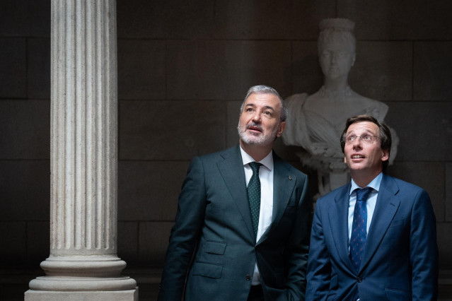 Archivo - El alcalde de Barcelona, Jaume Collboni (i) y el alcalde de Madrid, José Luis Martínez-Almeida (d), a su llegada a un encuentro en el Ayuntamiento de Barcelona, a 10 de julio de 2024 en Barcelona, Catalunya (España). EY y La Vanguardia organizan