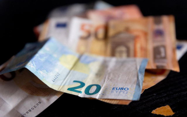 Archivo - Varios billetes.