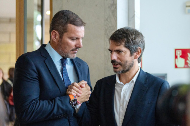 El conselleiro de Cultura, Lengua y Juventud, José López Campos (i), y el ministro de Cultura, Ernest Urtasun (d), durante la presentación institucional del X Encuentro Cultura y Ciudadanía, en Santiago de Compostela