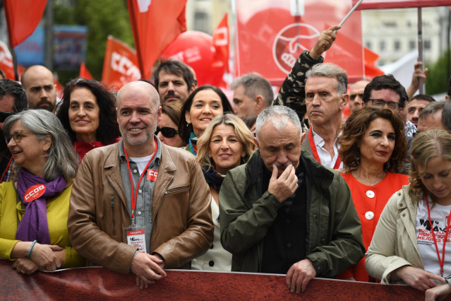 Archivo - Primera fila, el secretario general de CCOO, Unai Sordo (i) y el secretario general de UGT, Pepe Álvarez (c); Segunda fila,  la ministra de Trabajo, Yolanda Díaz (c) y la ministra de Hacienda, María Jesús Montero (1d). En la manifestación del 1