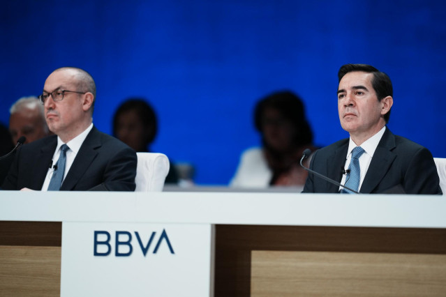 Archivo - El presidente de BBVA, Carlos Torres Vila (d), y el CEO de BBVA, Onur Genç (i), durante una Junta General de Accionistas del BBVA, en el Palacio de Euskalduna de Bilbao, a 15 de marzo de 2024, en Bilbao, Vizcaya, País Vasco (España).