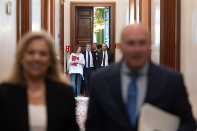 Archivo - La presidenta de Congreso, Francina Armengol,  y el portavoz del Grupo Socialista, Patxi López, saliendo de la Junta de Portavoces detás  detrás del poprtavoz del PP, Miguel Telleado