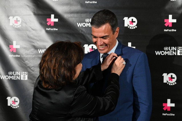 El presidente del Gobierno, Pedro Sánchez y la directora ejecutiva de ONU Mujeres, Sima Sami Bahous, posan tras recibir el premio ‘He for She’ de ONU Mujeres, durante la celebración del acto 'He for She' organizado por ONU Mujeres, a 24 de septiembre de 2