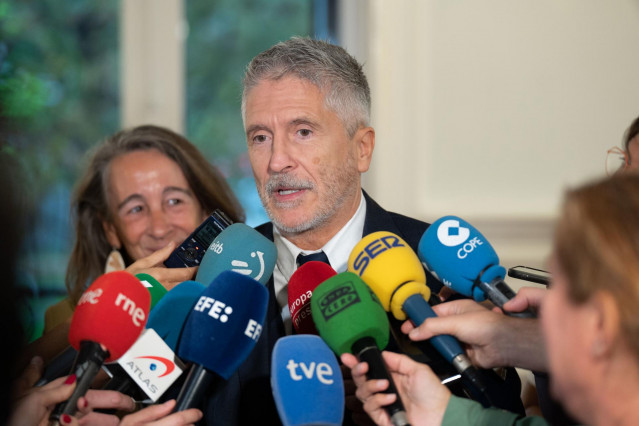 El ministro del Interior, Fernando Grande-Marlaska, realiza declaraciones durante la inauguración del I Congreso de Derecho Penitenciario, en el Colegio de la Abogacía de Vizcaya, a 26 de septiembre de 2024, en Bilbao, Vizcaya, País Vasco (España).
